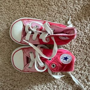 Size 6 pink converse shoes